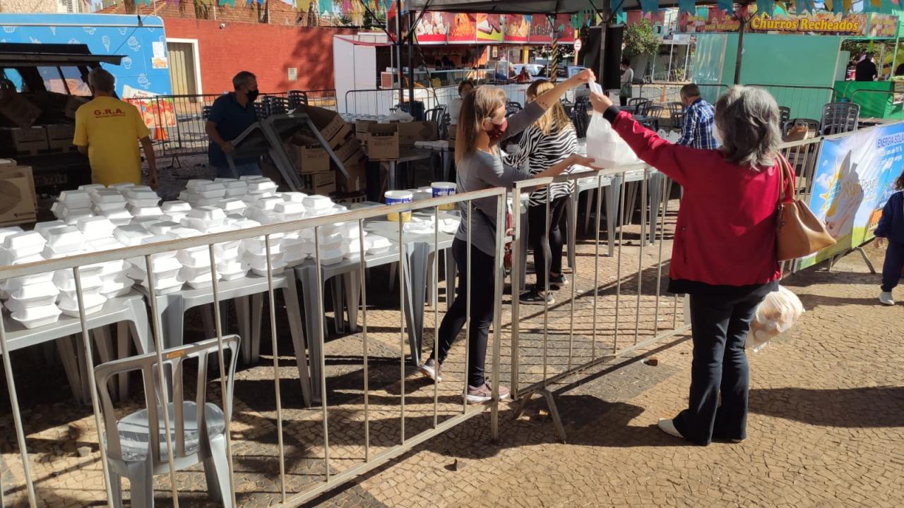 Foto 12 de 12 — Dia de Santo Antônio: Celebrações, distribuição de pães e venda de bolos marcam a data em Araraquara